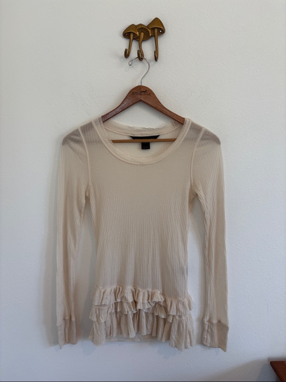 Marc by Marc jacobs cream ribbed ruffle hem long sleeve top blouse size small